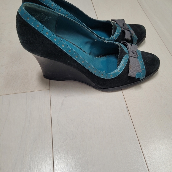 Kenneth Cole Reaction Suede Wedges Size 7 - Picture 4 of 5